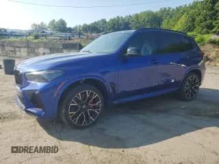 ✅ 2022 BMW X5 M • VIN: 5YMJU0C01N9L64538 • Lot: 64677735. Wystawiony na Copart z przebiegiem 9 994 mil. Bezpłatny archiwum sprzedaży aukcyjnych z USA i szczegółowy raport historii pojazdu na DreamBid. Zdjęcie 1.