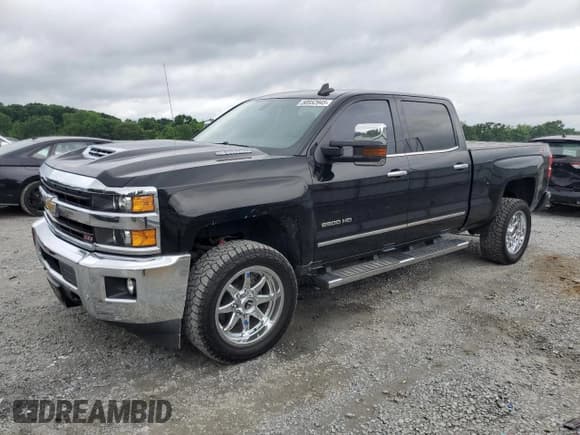 ✅ 2018 Chevrolet Silverado 2500HD LTZ • VIN: 1GC1KWEYXJF143472 • Lot: 58952945. Wystawiony na Copart z przebiegiem 125 403 mil. Bezpłatny archiwum sprzedaży aukcyjnych z USA i szczegółowy raport historii pojazdu na DreamBid. Zdjęcie 1.