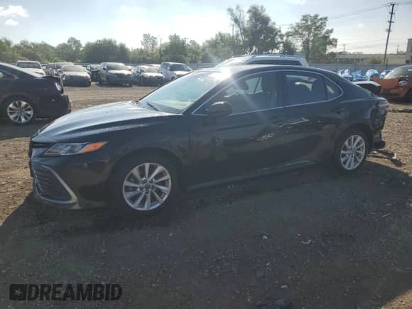 2023 Toyota Camry LE z VIN 4T1C11AK0PU725483, wystawiony jako Copart lot #71720255 z przebiegiem 76 231 mil mil oraz Szkoda całkowita • Salvage title. Historia ofert i sprzedaży dostępna na DreamBid. Obrazek 1.