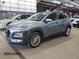 ✅ 2018 Hyundai Kona SEL • VIN: KM8K2CAA7JU153170 • Лот: 85737575. Опубликован ранее на Copart с пробегом 127 808 миль. Бесплатный доступ к архиву аукционных продаж из США и подробный отчёт об истории автомобиля на DreamBid. Изображение 1.