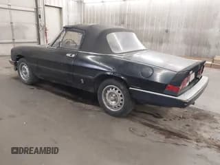 ✅ 1985 Alfa Romeo Spider Veloce • VIN: ZARBA5419F1023291 • Lot: 43771576. Wystawiony na IAAI z przebiegiem 99 760 mil. Bezpłatny archiwum sprzedaży aukcyjnych z USA i szczegółowy raport historii pojazdu na DreamBid. Zdjęcie 3.