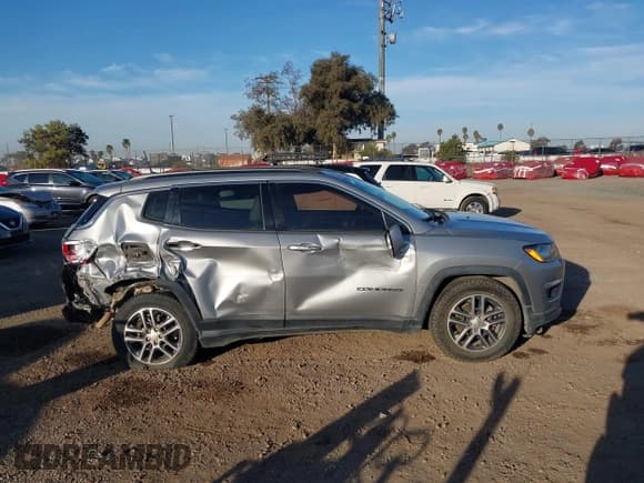 ✅ 2019 Jeep Compass Altitude • VIN: 3C4NJCBB0KT743606 • Lot: 41468490. Wystawiony na IAAI z przebiegiem 57 787 mil. Bezpłatny archiwum sprzedaży aukcyjnych z USA i szczegółowy raport historii pojazdu na DreamBid. Zdjęcie 13.