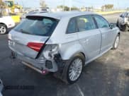 ✅ 2017 Audi A3 e-tron Sportback Premium Plus • VIN: WAUTPBFF5HA045079 • Lot: 43614697. Wystawiony na IAAI z przebiegiem 60 611 mil. Bezpłatny archiwum sprzedaży aukcyjnych z USA i szczegółowy raport historii pojazdu na DreamBid. Zdjęcie 4.