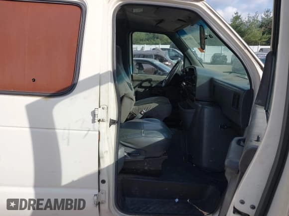 ✅ 1993 Ford Econoline Cargo • VIN: 1FBJS31M8PHB50746 • Lot: 43612255. Wystawiony na IAAI z przebiegiem Nie podano. Bezpłatny archiwum sprzedaży aukcyjnych z USA i szczegółowy raport historii pojazdu na DreamBid. Zdjęcie 5.