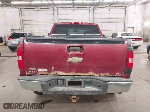 2007 Chevrolet Silverado 1500 1LT z VIN 1GCEK19087Z516606, wystawiony jako IAAI lot #43270980 z przebiegiem 223 019 mil mil oraz . Historia ofert i sprzedaży dostępna na DreamBid. Obrazek 17.