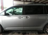 ✅ 2015 Toyota Sienna XLE • VIN: 5TDDK3DC0FS117455 • Lot: 43279378. Wystawiony na IAAI z przebiegiem 84 963 mil. Bezpłatny archiwum sprzedaży aukcyjnych z USA i szczegółowy raport historii pojazdu na DreamBid. Zdjęcie 14.