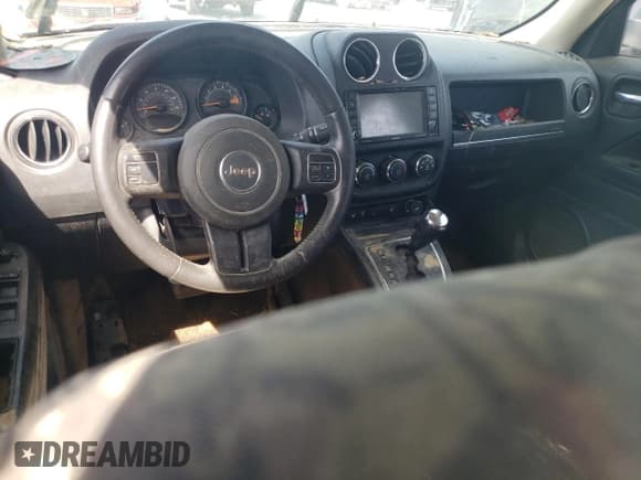 ✅ 2015 Jeep Patriot Latitude • VIN: 1C4NJPFA1FD262574 • Lot: 54128085. Wystawiony na Copart z przebiegiem Nie podano. Bezpłatny archiwum sprzedaży aukcyjnych z USA i szczegółowy raport historii pojazdu na DreamBid. Zdjęcie 8.