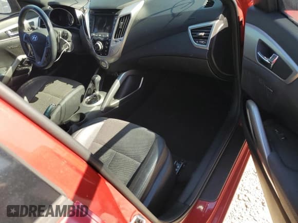 ✅ 2016 Hyundai Veloster • VIN: KMHTC6AD9GU300188 • Lot: 77592384. Wystawiony na Copart z przebiegiem 88 769 mil. Bezpłatny archiwum sprzedaży aukcyjnych z USA i szczegółowy raport historii pojazdu na DreamBid. Zdjęcie 8.