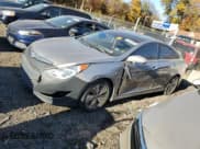 ✅ 2013 Hyundai Sonata • VIN: KMHEC4A44DA084101 • Лот: 90828265. Опубликован ранее на Copart с пробегом 237 239 миль. Бесплатный доступ к архиву аукционных продаж из США и подробный отчёт об истории автомобиля на DreamBid. Изображение 1.