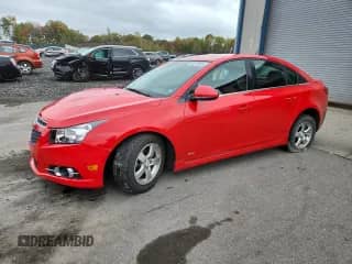 2014 Chevrolet Cruze 1LT z VIN 1G1PC5SB0E7215547, wystawiony jako Copart lot #86112965 z przebiegiem 47 514 mil mil oraz Szkoda całkowita • Salvage title. Historia ofert i sprzedaży dostępna na DreamBid. Obrazek 1.