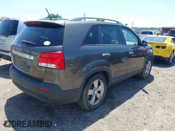 ✅ 2012 Kia Sorento EX • VIN: 5XYKU4A29CG293741 • Lot: 42535434. Listed on IAAI with 177,494 mi. Free auction sales archive from the USA and detailed vehicle history report at DreamBid. Image 4.