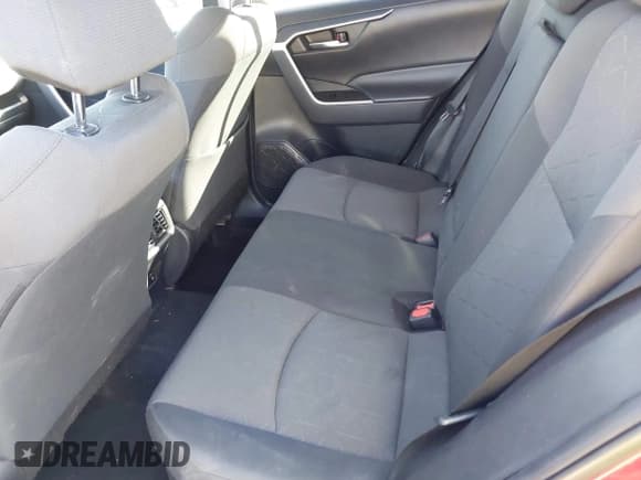 ✅ 2021 Toyota RAV4 Hybrid XLE • VIN: 2T3R6RFV9MW005275 • Lot: 43511592. Wystawiony na IAAI z przebiegiem 114 324 mil. Bezpłatny archiwum sprzedaży aukcyjnych z USA i szczegółowy raport historii pojazdu na DreamBid. Zdjęcie 8.