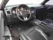 2013 Dodge Challenger R/T Plus z VIN 2C3CDYBT3DH685978, wystawiony jako Copart lot #58119844 z przebiegiem 130 012 mil mil oraz Szkoda całkowita • Salvage title. Historia ofert i sprzedaży dostępna na DreamBid. Obrazek 8.