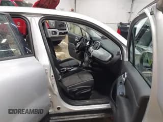 ✅ 2017 FIAT 500X Pop • VIN: ZFBCFYAB8HP612530 • Lot: 43701754. Wystawiony na IAAI z przebiegiem 88 674 mil. Bezpłatny archiwum sprzedaży aukcyjnych z USA i szczegółowy raport historii pojazdu na DreamBid. Zdjęcie 5.