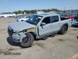 ✅ 2025 Nissan Frontier Pro-4X • VIN: 1N6ED1EK3SN614327 • Лот: 81374975. Опубликован ранее на Copart с пробегом 3 123 миль. Бесплатный доступ к архиву аукционных продаж из США и подробный отчёт об истории автомобиля на DreamBid. Изображение 1.