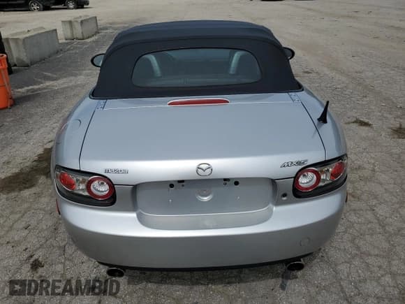 ✅ 2007 Mazda MX-5 Miata Grand Touring • VIN: JM1NC25F170135553 • Lot: 70225064. Wystawiony na Copart z przebiegiem 180 817 mil. Bezpłatny archiwum sprzedaży aukcyjnych z USA i szczegółowy raport historii pojazdu na DreamBid. Zdjęcie 6.