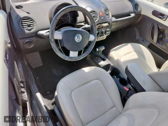 ✅ 2007 Volkswagen Beetle Triple White • VIN: 3VWFF31Y37M411346 • Лот: 58347875. Опубликован ранее на Copart с пробегом 71 363 миль. Бесплатный доступ к архиву аукционных продаж из США и подробный отчёт об истории автомобиля на DreamBid. Изображение 8.