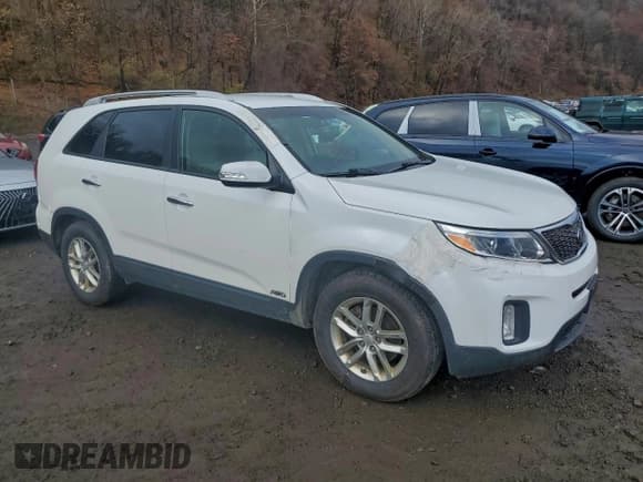✅ 2015 Kia Sorento LX • VIN: 5XYKTDA71FG555352 • Lot: 94409955. Listed on Copart with 106,061 mi. Free auction sales archive from the USA and detailed vehicle history report at DreamBid. Image 4.
