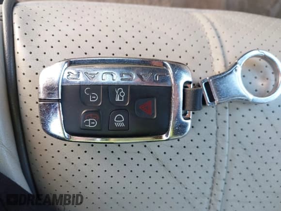 ✅ 2014 Jaguar XJ • VIN: SAJWJ1CD0E8V63989 • Лот: 41643513. Опубликован ранее на IAAI с пробегом 119 924 миль. Бесплатный доступ к архиву аукционных продаж из США и подробный отчёт об истории автомобиля на DreamBid. Изображение 11.