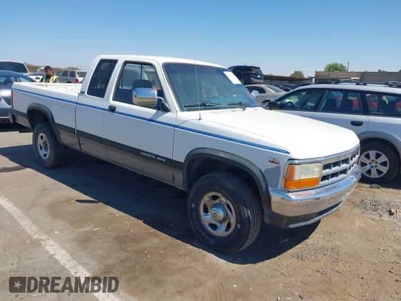 1994 Dodge Dakota z VIN 1B7GG23Y1RS589178, wystawiony jako IAAI lot #42731554 z przebiegiem 162 203 mil mil oraz . Historia ofert i sprzedaży dostępna na DreamBid. Obrazek 1.
