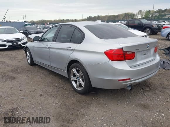 ✅ 2015 BMW 3 Series 320i xDrive • VIN: WBA3C3G55FNS73435 • Lot: 42133912. Wystawiony na IAAI z przebiegiem 111 663 mil. Bezpłatny archiwum sprzedaży aukcyjnych z USA i szczegółowy raport historii pojazdu na DreamBid. Zdjęcie 3.
