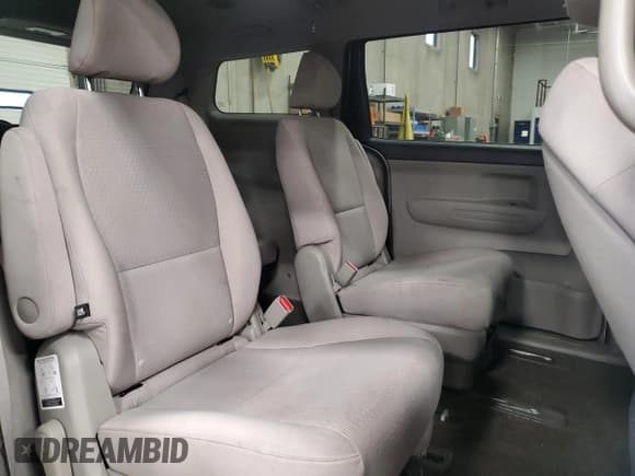 ✅ 2017 Kia Sedona LX • VIN: KNDMB5C17H6234464 • Лот: 86839625. Опубликован ранее на Copart с пробегом 156 049 миль. Бесплатный доступ к архиву аукционных продаж из США и подробный отчёт об истории автомобиля на DreamBid. Изображение 11.