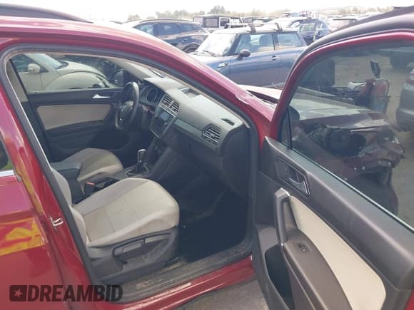 ✅ 2018 Volkswagen Tiguan SEL • VIN: 3VV3B7AX4JM128415 • Lot: 43315579. Listed on IAAI with 170,324 mi. Free auction sales archive from the USA and detailed vehicle history report at DreamBid. Image 5.