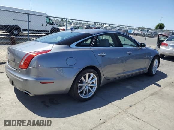 ✅ 2013 Jaguar XJ • VIN: SAJWA1C7XD8V56444 • Лот: 58355235. Опубликован ранее на Copart с пробегом 58 784 миль. Бесплатный доступ к архиву аукционных продаж из США и подробный отчёт об истории автомобиля на DreamBid. Изображение 3.