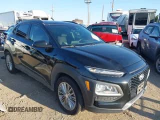 2020 Hyundai Kona SEL Plus z VIN KM8K62AA6LU518181, wystawiony jako IAAI lot #43075377 z przebiegiem 43 681 mil mil oraz . Historia ofert i sprzedaży dostępna na DreamBid. Obrazek 1.