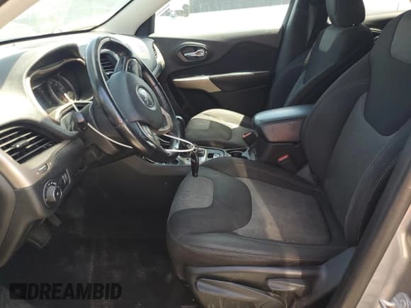 ✅ 2018 Jeep Cherokee Latitude • VIN: 1C4PJLCX4JD553377 • Лот: 58053145. Опубликован ранее на Copart с пробегом 274 319 миль. Бесплатный доступ к архиву аукционных продаж из США и подробный отчёт об истории автомобиля на DreamBid. Изображение 7.