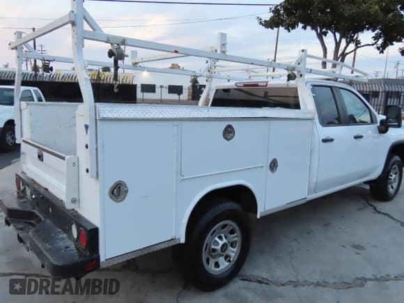 ✅ 2022 Chevrolet Silverado 1500 • VIN: 1GB5WRE71NF218522 • Lot: 92880415. Wystawiony na Copart z przebiegiem 60 747 mil. Bezpłatny archiwum sprzedaży aukcyjnych z USA i szczegółowy raport historii pojazdu na DreamBid. Zdjęcie 3.