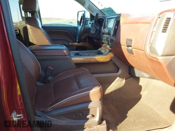 ✅ 2015 Chevrolet Silverado 2500HD High Country • VIN: 1GC1KXE85FF538303 • Lot: 43607471. Wystawiony na IAAI z przebiegiem 216 084 mil. Bezpłatny archiwum sprzedaży aukcyjnych z USA i szczegółowy raport historii pojazdu na DreamBid. Zdjęcie 5.