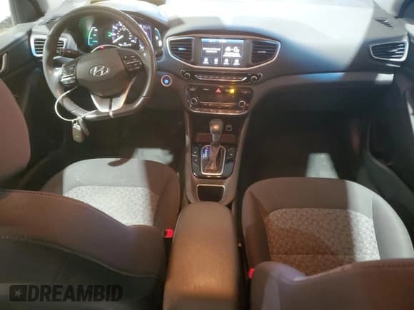 ✅ 2019 Hyundai Ioniq • VIN: KMHC65LDXKU164306 • Lot: 86698824. Wystawiony na Copart z przebiegiem 69 759 mil. Bezpłatny archiwum sprzedaży aukcyjnych z USA i szczegółowy raport historii pojazdu na DreamBid. Zdjęcie 8.