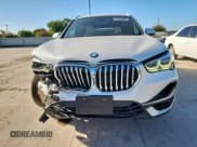 ✅ 2022 BMW X1 xDrive28i • VIN: WBXJG9C09N5U62506 • Lot: 65545995. Wystawiony na Copart z przebiegiem 20 066 mil. Bezpłatny archiwum sprzedaży aukcyjnych z USA i szczegółowy raport historii pojazdu na DreamBid. Zdjęcie 5.