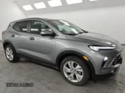 ✅ 2024 Buick Encore GX Preferred • VIN: KL4AMBS28RB069467 • Лот: 88128205. Опубликован ранее на Copart с пробегом 9 233 миль. Бесплатный доступ к архиву аукционных продаж из США и подробный отчёт об истории автомобиля на DreamBid. Изображение 4.