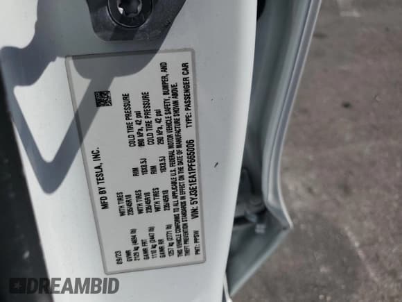 ✅ 2023 Tesla Model 3 • VIN: 5YJ3E1EA1PF665006 • Lot: 55975005. Wystawiony na Copart z przebiegiem 19 911 mil. Bezpłatny archiwum sprzedaży aukcyjnych z USA i szczegółowy raport historii pojazdu na DreamBid. Zdjęcie 13.