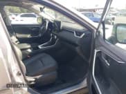 ✅ 2023 Toyota RAV4 XLE Premium • VIN: 2T3A1RFV9PW337698 • Lot: 43349377. Wystawiony na IAAI z przebiegiem 25 430 mil. Bezpłatny archiwum sprzedaży aukcyjnych z USA i szczegółowy raport historii pojazdu na DreamBid. Zdjęcie 5.