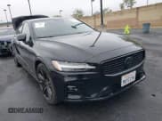 ✅ 2023 Volvo S60 • VIN: 7JRL12FT3PG227211 • Lot: 42194719. Wystawiony na IAAI z przebiegiem 19 857 mil. Bezpłatny archiwum sprzedaży aukcyjnych z USA i szczegółowy raport historii pojazdu na DreamBid. Zdjęcie 1.