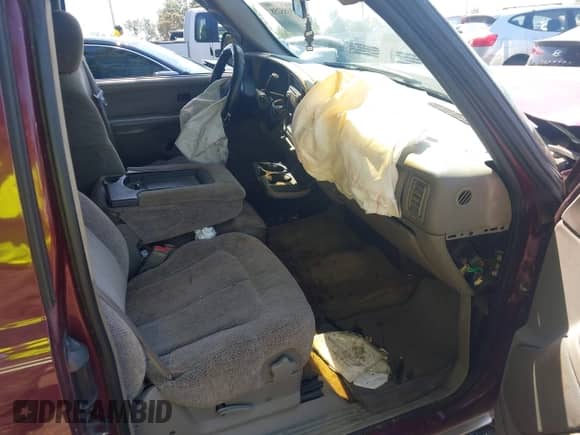 1999 Chevrolet Silverado 1500 LS z VIN 2GCEC19T2X1153428, wystawiony jako IAAI lot #43185258 z przebiegiem Nie podano mil oraz . Historia ofert i sprzedaży dostępna na DreamBid. Obrazek 5.