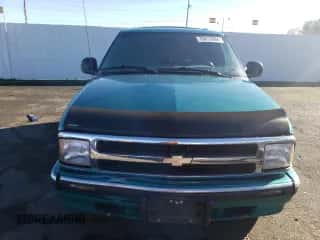 1995 Chevrolet Blazer z VIN 1GNDT13W8S2120237, wystawiony jako Copart lot #78413984 z przebiegiem 146 393 mil mil oraz Szkoda całkowita • Salvage title. Historia ofert i sprzedaży dostępna na DreamBid. Obrazek 5.