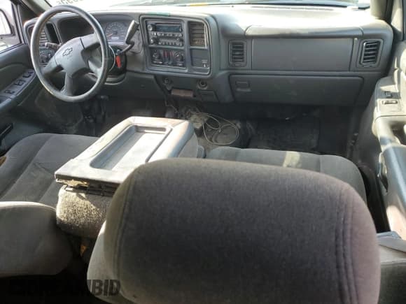 ✅ 2005 Chevrolet Silverado 2500HD LS • VIN: 1GCHK29U15E215511 • Lot: 71245895. Wystawiony na Copart z przebiegiem 319 517 mil. Bezpłatny archiwum sprzedaży aukcyjnych z USA i szczegółowy raport historii pojazdu na DreamBid. Zdjęcie 8.