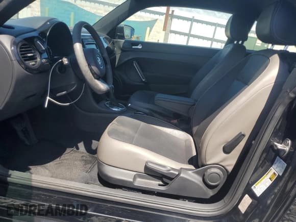 ✅ 2015 Volkswagen Beetle Fleet Edition • VIN: 3VWF17AT1FM635708 • Lot: 57883595. Listed on Copart with 90,937 mi. Free auction sales archive from the USA and detailed vehicle history report at DreamBid. Image 7.