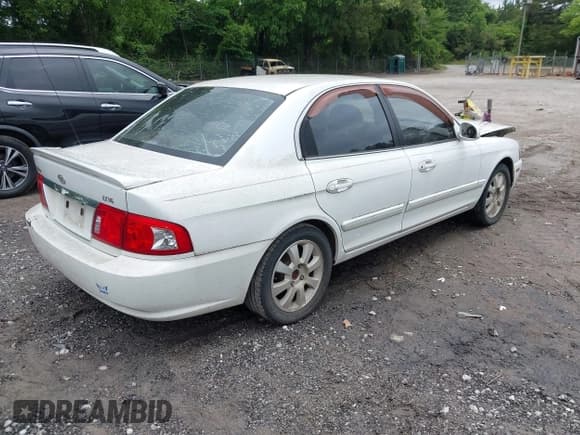 ✅ 2005 Kia Optima LX • VIN: KNAGD128655417156 • Lot: 42371618. Wystawiony na IAAI z przebiegiem 190 000 mil. Bezpłatny archiwum sprzedaży aukcyjnych z USA i szczegółowy raport historii pojazdu na DreamBid. Zdjęcie 4.