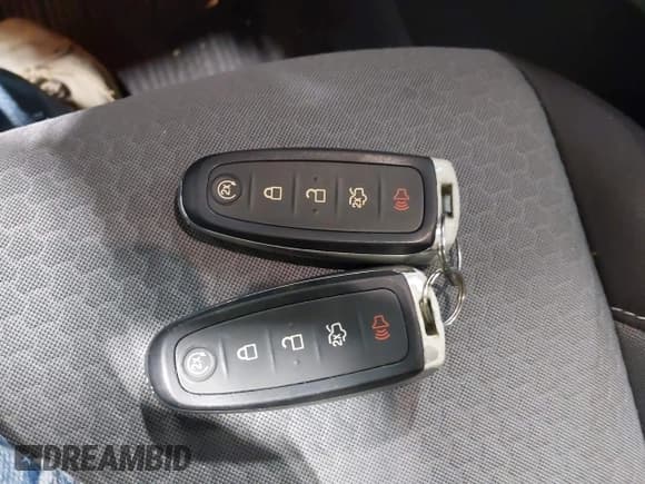 ✅ 2019 Ford Escape SE • VIN: 1FMCU9GD2KUA05982 • Lot: 43337696. Wystawiony na IAAI z przebiegiem 99 139 mil. Bezpłatny archiwum sprzedaży aukcyjnych z USA i szczegółowy raport historii pojazdu na DreamBid. Zdjęcie 11.