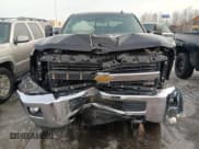 ✅ 2015 Chevrolet Silverado 2500HD LTZ • VIN: 1GC1KWE84FF180962 • Lot: 51786335. Wystawiony na Copart z przebiegiem 85 177 mil. Bezpłatny archiwum sprzedaży aukcyjnych z USA i szczegółowy raport historii pojazdu na DreamBid. Zdjęcie 5.