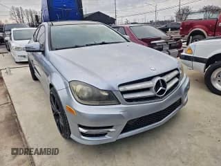 ✅ 2013 Mercedes-Benz C 250 • VIN: WDDGJ4HB0DF995087 • Lot: 96239855. Wystawiony na Copart z przebiegiem 104 348 mil. Bezpłatny archiwum sprzedaży aukcyjnych z USA i szczegółowy raport historii pojazdu na DreamBid. Zdjęcie 1.
