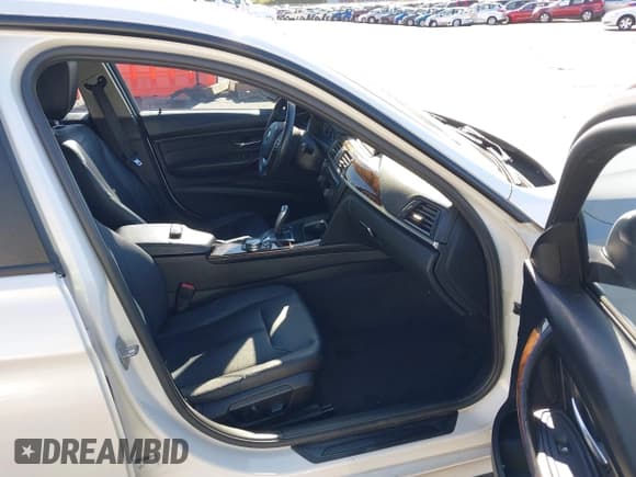 ✅ 2015 BMW 3 Series 328i xDrive • VIN: WBA3B5G58FNS13423 • Lot: 42050878. Wystawiony na IAAI z przebiegiem 82 235 mil. Bezpłatny archiwum sprzedaży aukcyjnych z USA i szczegółowy raport historii pojazdu na DreamBid. Zdjęcie 5.