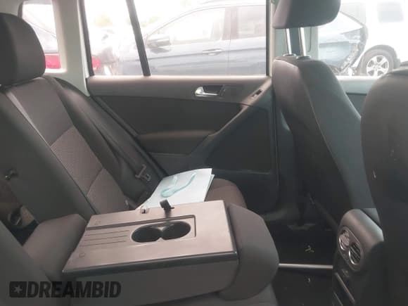 ✅ 2017 Volkswagen Tiguan S • VIN: WVGAV7AX2HK044684 • Lot: 29013278. Wystawiony na IAAI z przebiegiem 50 598 mil. Bezpłatny archiwum sprzedaży aukcyjnych z USA i szczegółowy raport historii pojazdu na DreamBid. Zdjęcie 8.