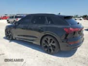 ✅ 2022 Audi e-tron Premium • VIN: WA1AAAGE2NB005246 • Lot: 56534103. Wystawiony na Copart z przebiegiem 26 794 mil. Bezpłatny archiwum sprzedaży aukcyjnych z USA i szczegółowy raport historii pojazdu na DreamBid. Zdjęcie 2.
