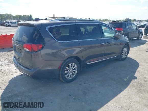 ✅ 2019 Chrysler Pacifica Touring L • VIN: 2C4RC1BG0KR680795 • Лот: 43327837. Опубликован ранее на IAAI с пробегом 174 225 миль. Бесплатный доступ к архиву аукционных продаж из США и подробный отчёт об истории автомобиля на DreamBid. Изображение 4.